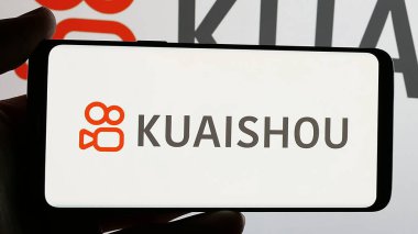 Stuttgart, Almanya - 01-16-2025: Ekranda Çince video paylaşım şirketi Kuaishou 'nun logosuna sahip akıllı telefon. Telefon ekranına odaklan.