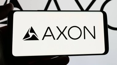 Stuttgart, Almanya - 01-16-2025: Ekranda Amerikan güvenlik ekipman şirketi Axon Enterprise Inc. 'in logosuna sahip akıllı telefon. Telefon ekranına odaklan.