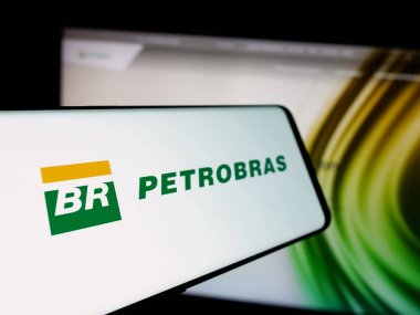 Stuttgart, Almanya - 01-16-2025: Petroleo Brasileiro S.A. (Petrobras) şirketinin logosuna sahip akıllı telefon iş sitesinin önünde ekranda. Telefon ekranının soluna odaklan.