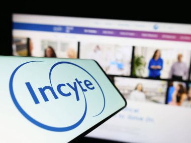 Stuttgart, Almanya - 03-22-2023: İnternet sitesinin önünde ekranda Amerikan ilaç şirketi Incyte Corporation 'ın logosu bulunan cep telefonu. Telefon ekranının merkezine odaklan.