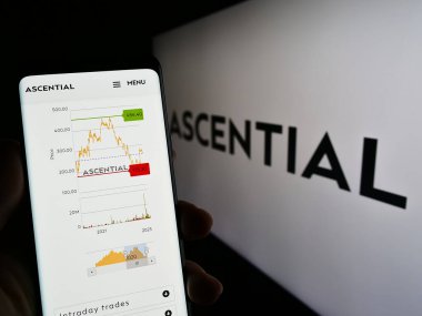 Stuttgart, Almanya - 03-23-2023: İngiliz medya analitik şirketi Ascential plc 'in web sayfası ve logosu olan kişi. Telefon ekranının merkezine odaklan.