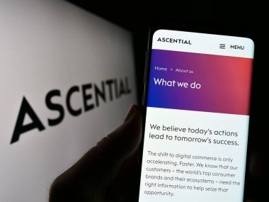 Stuttgart, Almanya - 03-23-2023: İngiliz medya analitik şirketi Ascential plc 'in web sitesinin logolu akıllı telefonu elinde tutan kişi. Telefon ekranının merkezine odaklan.