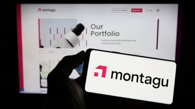 Stuttgart, Almanya - 03-23-2023: Yatırım şirketi Montagu Private Equity LLLP 'nin logosunun bulunduğu cep telefonu web sayfası önünde ekranda. Telefon ekranına odaklan.