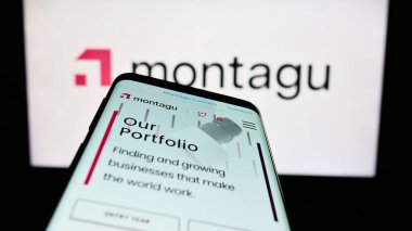 Stuttgart, Almanya - 03-23-2023: Yatırım şirketi Montagu Private Equity LLLP 'nin web sitesine sahip akıllı telefon iş logosu önünde ekranda. Telefon ekranının sol üst kısmına odaklan.