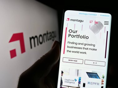 Stuttgart, Almanya - 03-23-2023: Yatırım şirketi Montagu Private Equity LLLP 'nin web sayfası ve logosu olan kişi. Telefon ekranının merkezine odaklan.