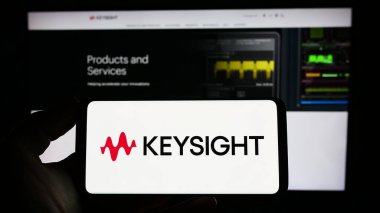 Stuttgart, Almanya - 03-23-2023: Amerikan şirketi Keysight Technologies Inc. 'in logosunun bulunduğu cep telefonu web sayfasının önünde ekranda. Telefon ekranına odaklan.