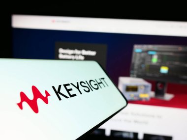 Stuttgart, Almanya - 03-23-2023: Amerikan şirketi Keysight Technologies Inc. 'nin logosunu içeren akıllı telefon web sitesinin önünde ekranda. Telefon ekranının merkez soluna odaklan.