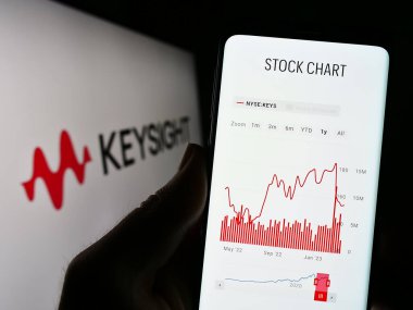 Stuttgart, Almanya - 03-23-2023: ABD 'li Keysight Technologies Inc. şirketinin web sitesi ile cep telefonu tutan kişi logonun önünde ekranda. Telefon ekranının merkezine odaklan.