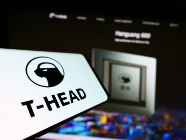 Stuttgart, Almanya - 03-23-2023: Çinli T-Head Semiconductor Co. Ltd. şirketinin logosuna sahip cep telefonu web sitesinin önünde ekranda. Telefon ekranının merkez soluna odaklan.