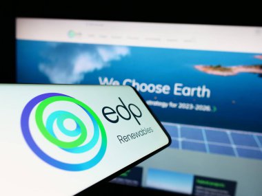 Stuttgart, Almanya - 03-24-2023: İnternet sitesi önünde üzerinde EDP Renovaveis SA (EDPR) logosu bulunan cep telefonu. Telefon ekranının merkez sağına odaklan.