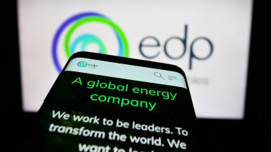 Stuttgart, Almanya - 03-24-2023: İspanyol enerji şirketi EDP Renovaveis S.A. 'nın (EDPR) web sitesi bulunan cep telefonu logonun önünde ekranda. Telefon ekranının sol üst kısmına odaklan.