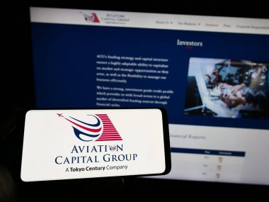 Stuttgart, Almanya - 03-24-2023: ABD 'li kiralama şirketi Aviation Capital Group LLC' nin logosuna sahip kişi web sitesinin önünde ekranda. Telefon ekranına odaklan.