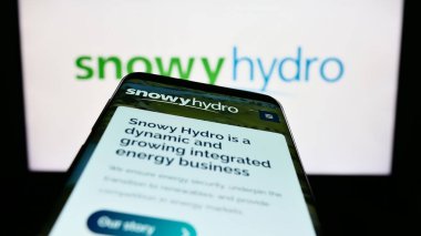 Stuttgart, Almanya - 03-25-2023: Avustralyalı enerji şirketi Snowy Hydro Limited 'in web sitesi ile birlikte logo önünde ekranda. Telefon ekranının sol üst kısmına odaklan.