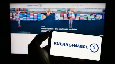 Stuttgart, Almanya - 03-25-2023: Lojistik şirketi Kuehne Nagel International AG 'nin logosuna sahip cep telefonu web sayfası önünde ekranda. Telefon ekranına odaklan.