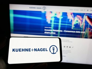 Stuttgart, Almanya - 03-25-2023: Lojistik şirketi Kuehne Nagel International AG 'nin logosunun bulunduğu cep telefonu web sayfası önünde ekranda. Telefon ekranına odaklan.