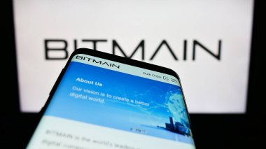 Stuttgart, Almanya - 03-25-2023: Çinli Bitmain Technologies Ltd. şirketinin web sitesi ile birlikte ticari logo önünde ekranda. Telefon ekranının sol üst kısmına odaklan.