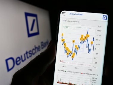Stuttgart, Almanya - 03-25-2023: Alman finans şirketi Deutsche Bank AG 'nin internet sayfası olan cep telefonu logosu önünde ekranda. Telefon ekranının merkezine odaklan.