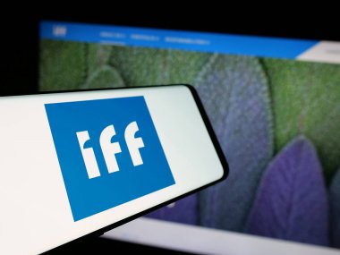 Stuttgart, Almanya - 01-17-2025: İnternet sitesinin önünde ekranda International Flavors Fragrances Inc. (IFF) şirketinin logosuna sahip cep telefonu. Telefon ekranının merkez soluna odaklan.