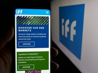 Stuttgart, Almanya - 01-17-2025: Uluslararası Flavors Fragrances (IFF) şirketinin web sayfasını elinde tutan kişi ekranda logolu. Telefon ekranının merkezine odaklan.