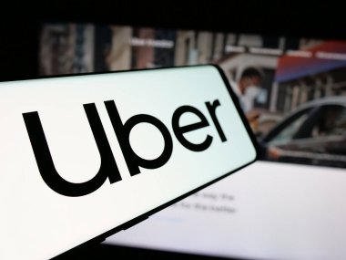 Stuttgart, Almanya - 01-17-2025: İnternet sitesinin önünde ekranda ABD 'li Uber Technologies Inc.' nin logosuna sahip cep telefonu. Telefon ekranının merkez soluna odaklan.