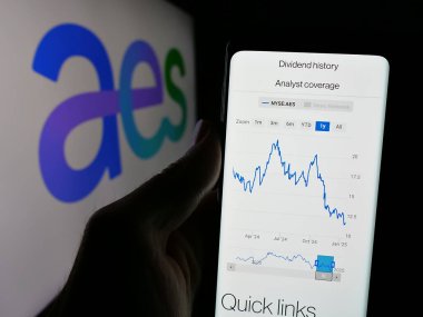 Stuttgart, Almanya - 01-17-2025: ABD 'li kamu hizmeti şirketi AES Corporation' ın web sayfası olan akıllı telefon sahibi kişi logonun önünde ekranda. Telefon ekranının merkezine odaklan.