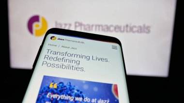 Stuttgart, Almanya - 01-17-2025: Biyofarma şirketi Jazz Pharmaceuticals plc 'in web sitesine sahip akıllı telefon iş logosu önünde ekranda. Telefon ekranının sol üst kısmına odaklan.