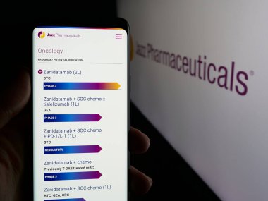 Stuttgart, Almanya - 01-17-2025: Biyofarma şirketi Jazz Pharmaceuticals plc 'in web sayfası olan cep telefonu sahibi kişi logonun önünde ekranda. Telefon ekranının merkezine odaklan.