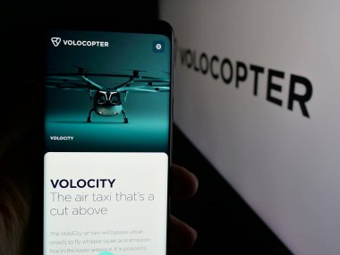 Stuttgart, Almanya - 01-17-2025: Alman havacılık şirketi Volocopter GmbH 'nin web sitesi olan cep telefonu logosu önünde ekranda. Telefon ekranının merkezine odaklan.