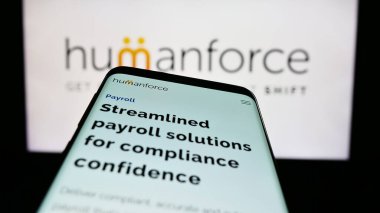 Stuttgart, Almanya - 03-25-2023: Avustralyalı yazılım şirketi Humanforce 'un web sayfası iş logosu önünde ekranda. Telefon ekranının sol üst kısmına odaklan.