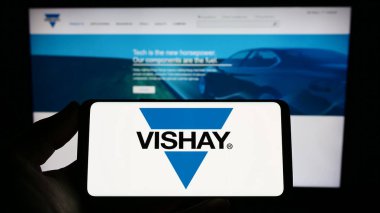 Stuttgart, Almanya - 03-25-2023: ABD 'li Vishay Intertechnology Inc. şirketinin logosunun bulunduğu akıllı telefon web sitesinin önünde ekranda. Telefon ekranına odaklan.