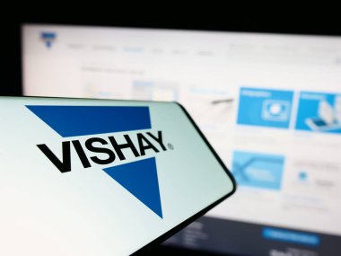 Stuttgart, Almanya - 03-25-2023: Web sitesinin önünde ekranda Vishay Intertechnology Inc. 'in logosu olan cep telefonu. Telefon ekranının merkez soluna odaklan.