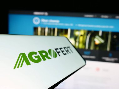 Stuttgart, Almanya - 03-25-2023: Çek Agrofert A.s. şirketinin logosunun yer aldığı cep telefonu iş sitesinin önünde ekranda. Telefon ekranının soluna odaklan.