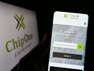 Stuttgart, Almanya - 03-26-2023: Alman dağıtım şirketi Chip 1 Exchange 'in internet sayfası olan cep telefonu logonun önünde ekranda. Telefon ekranının merkezine odaklan.
