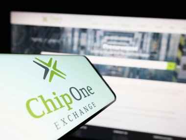 Stuttgart, Almanya - 03-26-2023: Alman dağıtım şirketi Chip 1 Exchange 'in logosuna sahip cep telefonu web sitesinin önünde ekranda. Telefon ekranının merkez sağına odaklan.
