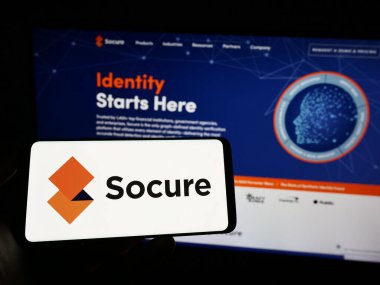 Stuttgart, Almanya - 03-26-2023: ABD kimlik doğrulama şirketi Socure Inc. 'in logosuna sahip cep telefonu web sayfasının önünde ekranda. Telefon ekranına odaklan.