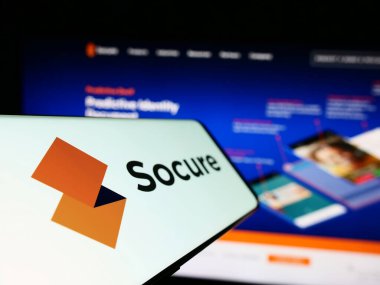 Stuttgart, Almanya - 03-26-2023: Web sitesinin önünde ekranda Amerikan kimlik doğrulama şirketi Socure Inc. 'in logosuna sahip cep telefonu. Telefon ekranının soluna odaklan.