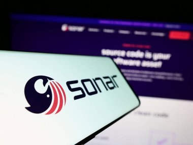 Stuttgart, Almanya - 03-26-2023: İsviçreli yazılım şirketi SonarSource S.A. 'nın logosuna sahip cep telefonu iş sitesinin önünde ekranda. Telefon ekranının soluna odaklan.