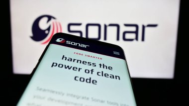 Stuttgart, Almanya - 03-26-2023: İsviçreli yazılım şirketi SonarSource S.A. 'nın web sayfası olan akıllı telefon iş logosu önünde ekranda. Telefon ekranının sol üst kısmına odaklan.