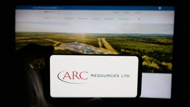Stuttgart, Almanya - 01-20-2025: Kanadalı petrol ve gaz şirketi ARC Resources Lt. logosunun bulunduğu cep telefonu web sayfası önünde ekranda. Telefon ekranına odaklan.