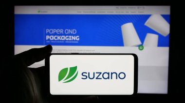 Stuttgart, Almanya - 01-20-2025: Brezilyalı hamuru ve kağıt şirketi Suzano S.A. 'nın logosunu taşıyan kişi iş sayfasının önünde ekranda. Telefon ekranına odaklan.