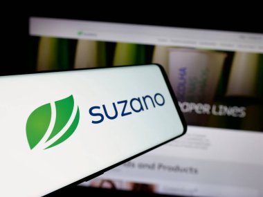 Stuttgart, Almanya - 01-20-2025: Brezilya hamuru amblemi ve kağıt şirketi Suzano S.A. 'nın logosu iş dünyasının web sitesinin önünde ekranda. Telefon ekranının merkez soluna odaklan.