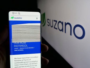Stuttgart, Almanya - 01-20-2025: Brezilya hamuru ve kağıt şirketi Suzano S.A. 'nın web sayfasını elinde tutan kişi ekranda logolu. Telefon ekranının merkezine odaklan.