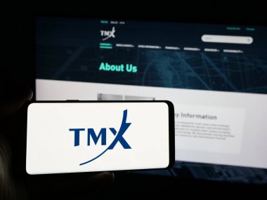 Stuttgart, Almanya - 01-20-2025: Kanadalı borsa şirketi TMX Group Limited 'in logosuna sahip akıllı telefon sahibi kişi web sitesinin önünde ekranda. Telefon ekranına odaklan.
