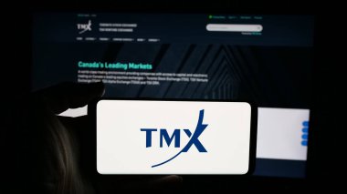 Stuttgart, Almanya - 01-20-2025: Kanada borsa şirketi TMX Group Limited 'in logosunun bulunduğu cep telefonu web sayfası önünde ekranda. Telefon ekranına odaklan.