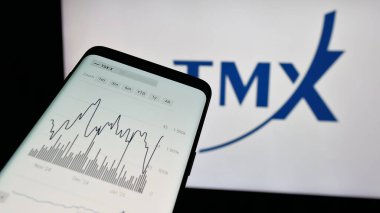 Stuttgart, Almanya - 01-20-2025: Kanadalı borsa şirketi TMX Group Limited 'in web siteli akıllı telefon logonun önünde ekranda. Telefon ekranının sol üst kısmına odaklan.