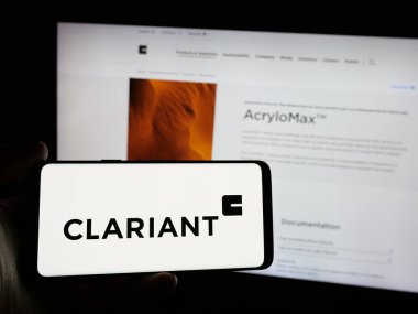 Stuttgart, Almanya - 01-20-2025: İsviçreli özel kimya şirketi Clariant AG 'nin logosuna sahip akıllı telefon sahibi kişi web sitesinin önünde ekranda. Telefon ekranına odaklan.