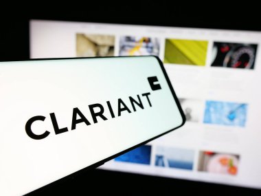 Stuttgart, Almanya - 01-20-2025: İsviçre özel kimya şirketi Clariant AG 'nin logosunun bulunduğu cep telefonu web sitesinin önünde ekranda. Telefon ekranının merkez soluna odaklan.
