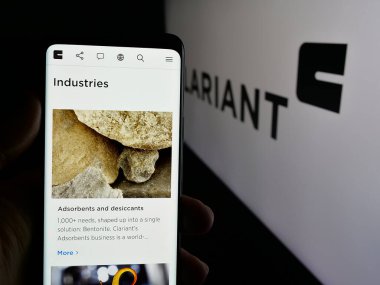 Stuttgart, Almanya - 01-20-2025: İsviçre 'nin özel kimya şirketi Clariant AG' nin web sayfasını elinde tutan kişi logolu ekranda. Telefon ekranının merkezine odaklan.