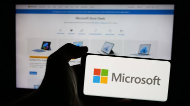 Stuttgart, Almanya - 01-20-2025: ABD 'li teknoloji şirketi Microsoft Corporation' ın logosunun bulunduğu cep telefonu web sayfası önünde ekranda. Telefon ekranına odaklan.