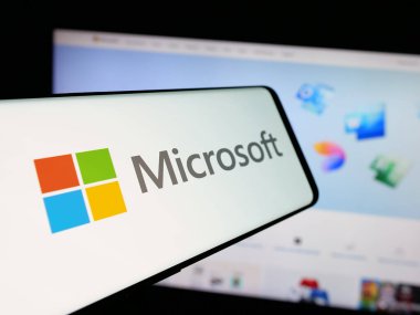 Stuttgart, Almanya - 01-20-2025: İnternet sitesinin önünde ekranda Amerikan teknoloji şirketi Microsoft Corporation 'ın logosu olan cep telefonu. Telefon ekranının merkez soluna odaklan.